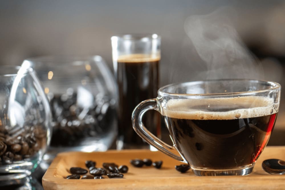Eine Tasse Kaffee als natürliches Mittel gegen Haarausfall.